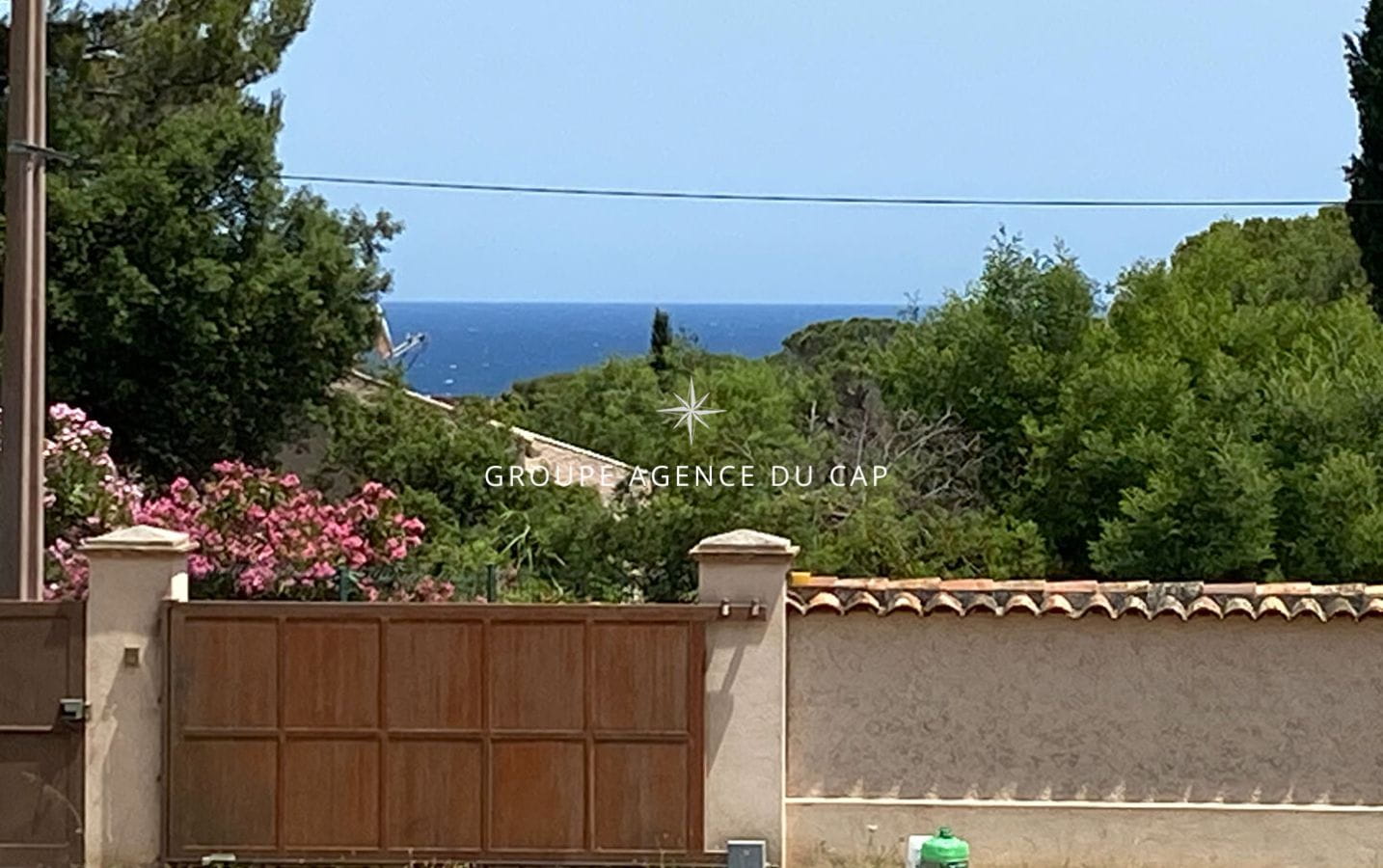 À VENDRE, TERRAIN À BÂTIR AVEC PERMIS ACCEPTÉ ET PURGÉ, PROCHE DU CENTRE DE SAINT AYGULF Image 1