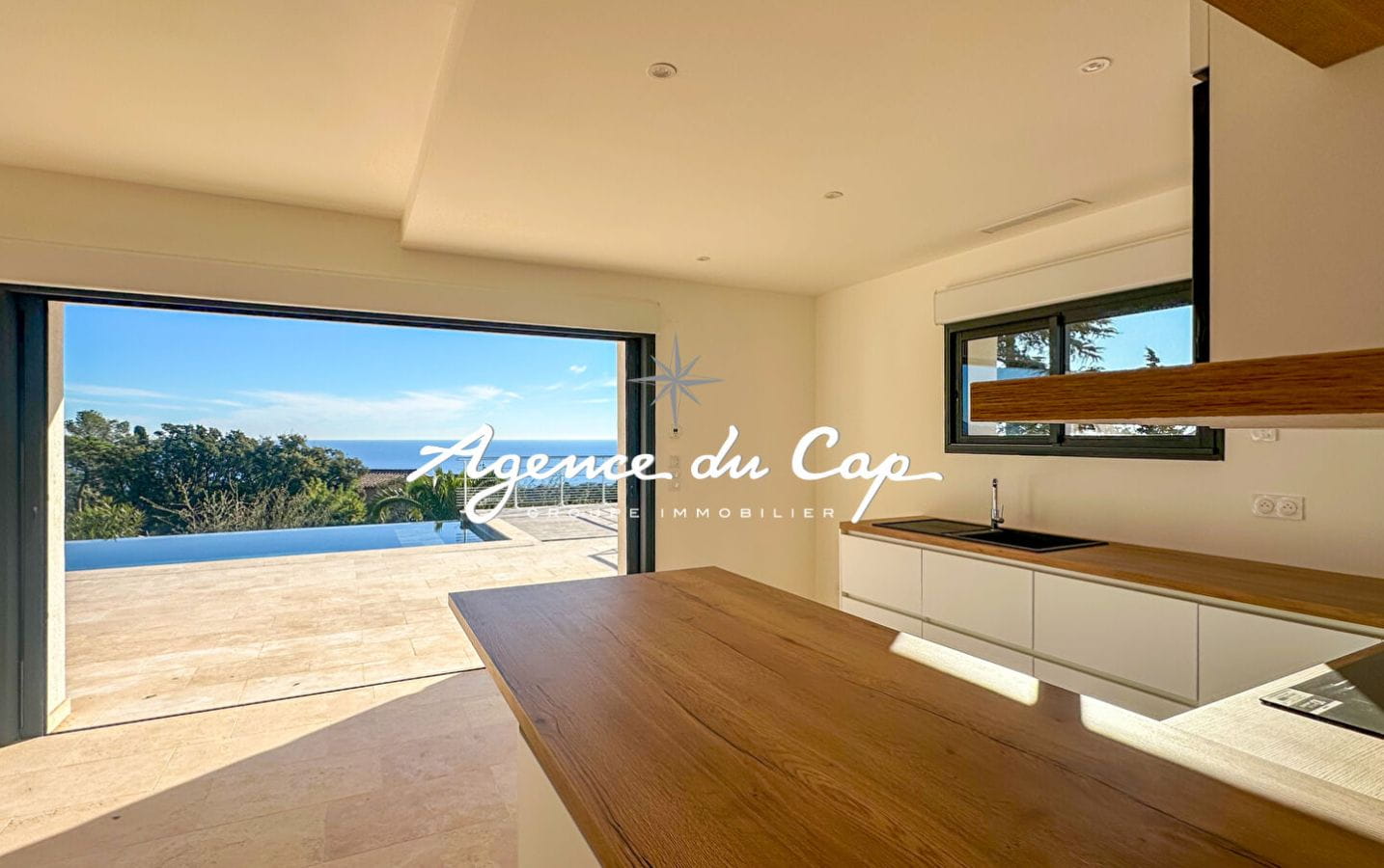 SAINT AYGULF VILLA VUE MER PANORAMIQUE 6 PIECES PISCINE GARAGE 245 m2 Image 2