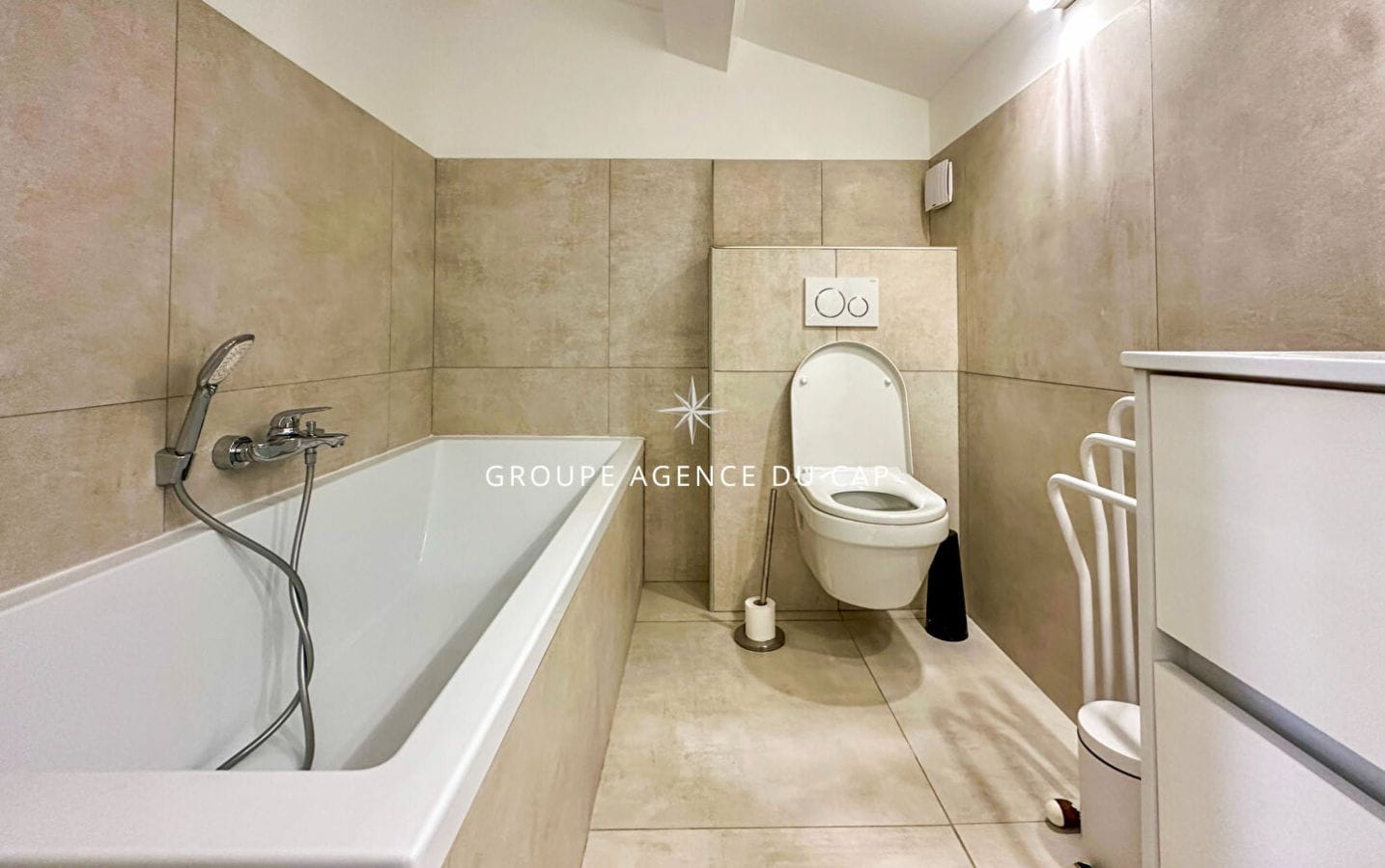 A VENDRE VILLA 6 PIECES 240M2 AVEC PISCINE LES ISSAMBRES A PIED DES PLAGES ET DES COMMERCES Image 9