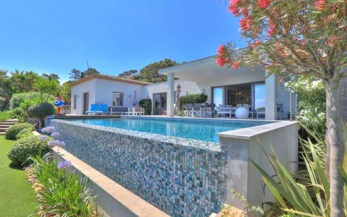 CONTEMPORARY VILLA 3/4 BEDROOMS ANNEX SEA VIEW NEAR THE SEA IN SAINTE-MAXIME Image 1