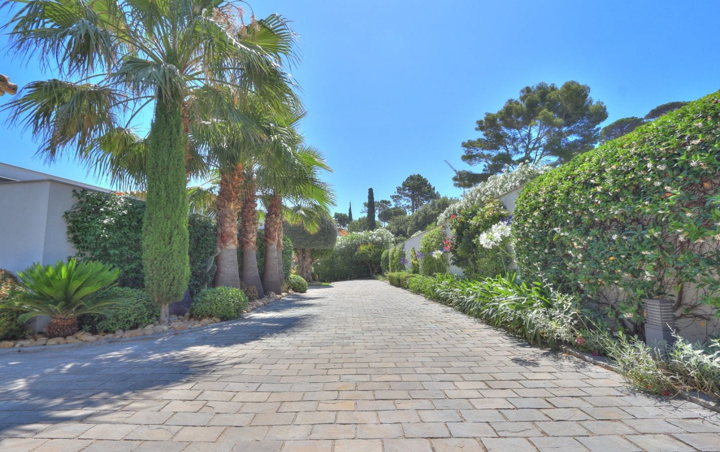 CONTEMPORARY VILLA 3/4 BEDROOMS ANNEX SEA VIEW NEAR THE SEA IN SAINTE-MAXIME Image 13