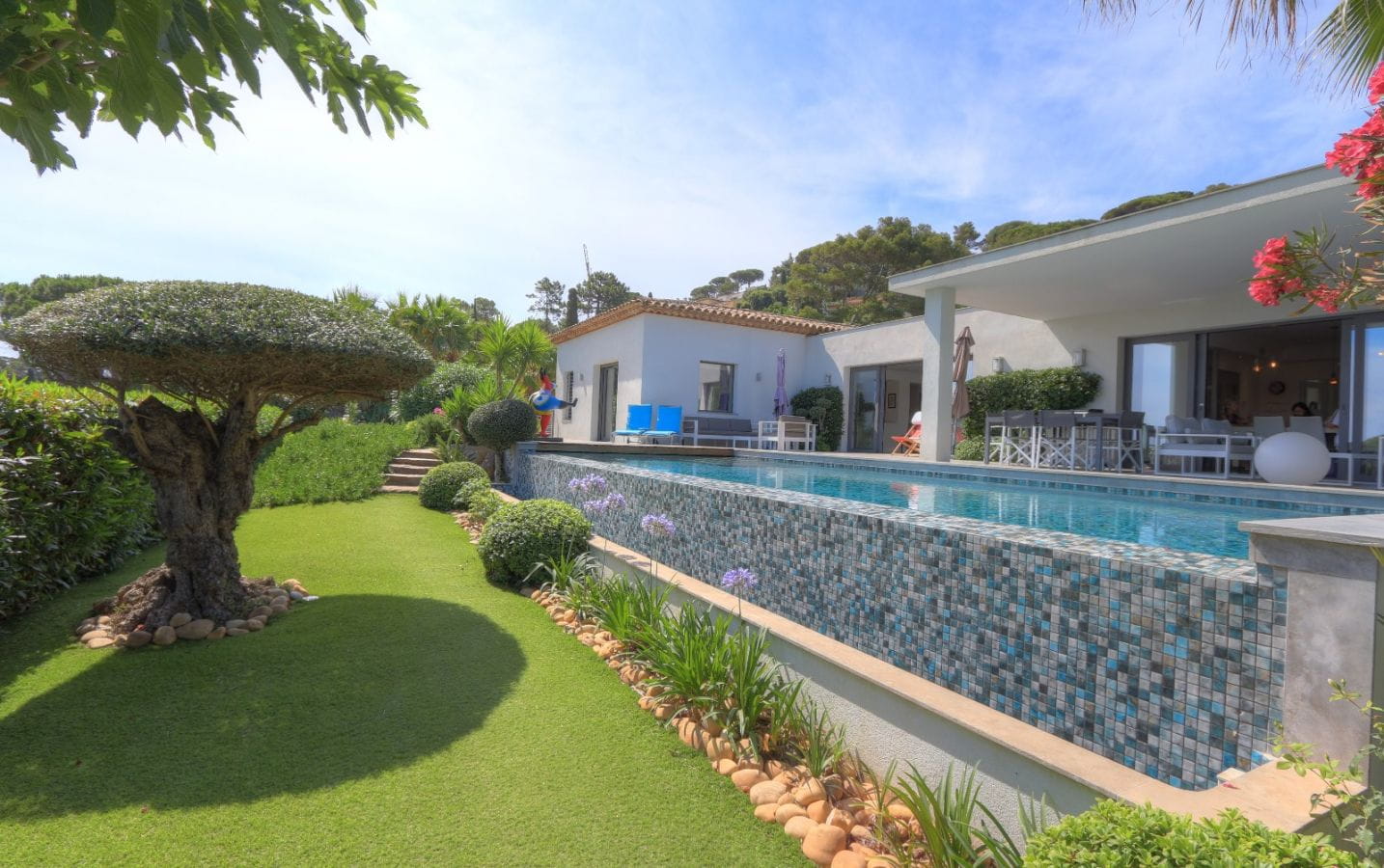 CONTEMPORARY VILLA 3/4 BEDROOMS ANNEX SEA VIEW NEAR THE SEA IN SAINTE-MAXIME Image 14