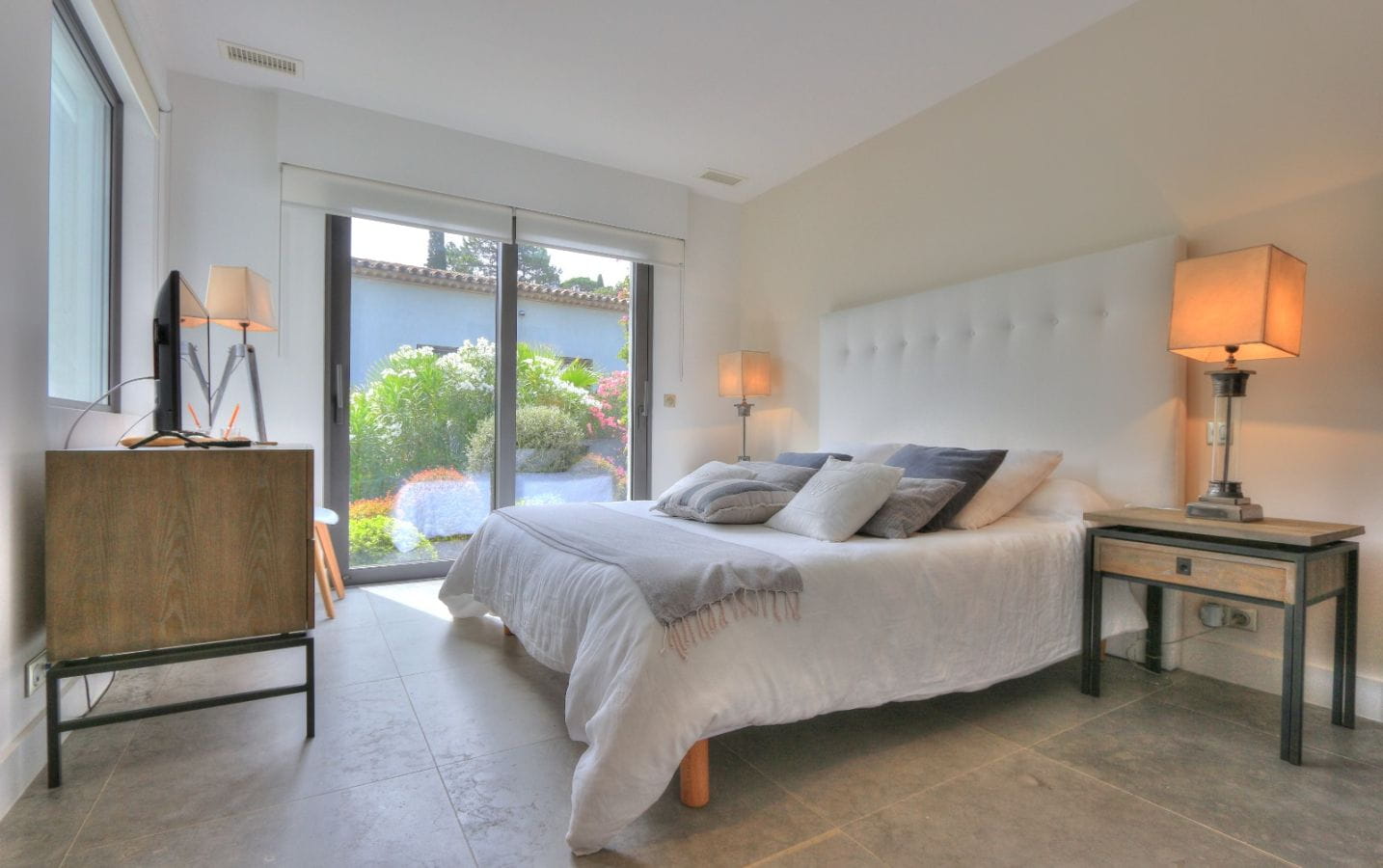 CONTEMPORARY VILLA 3/4 BEDROOMS ANNEX SEA VIEW NEAR THE SEA IN SAINTE-MAXIME Image 7