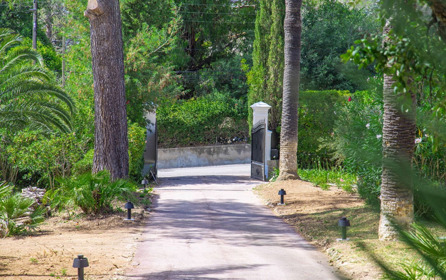 VILLA BELLE EPOQUE EMBLEMATIQUE  PARC DE 8000m² 9 PIECES  AVEC PISCINE A SAINT RAPHAEL VALESCURE PROCHE GOLFS Image 13