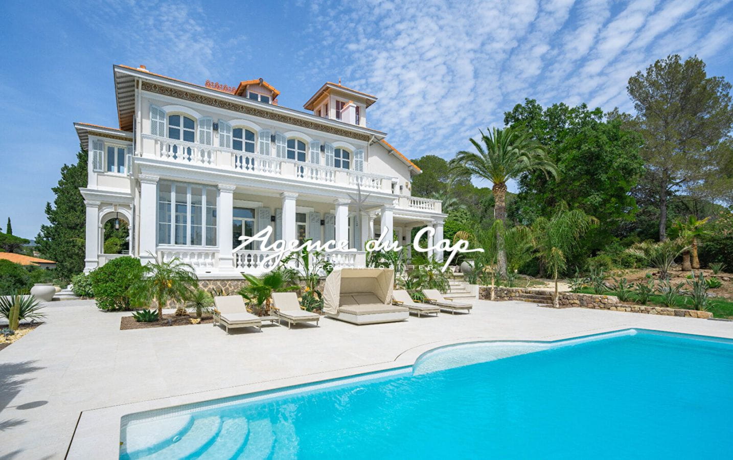 VILLA BELLE EPOQUE EMBLEMATIQUE  PARC DE 8000m² 9 PIECES  AVEC PISCINE A SAINT RAPHAEL VALESCURE PROCHE GOLFS Image 0