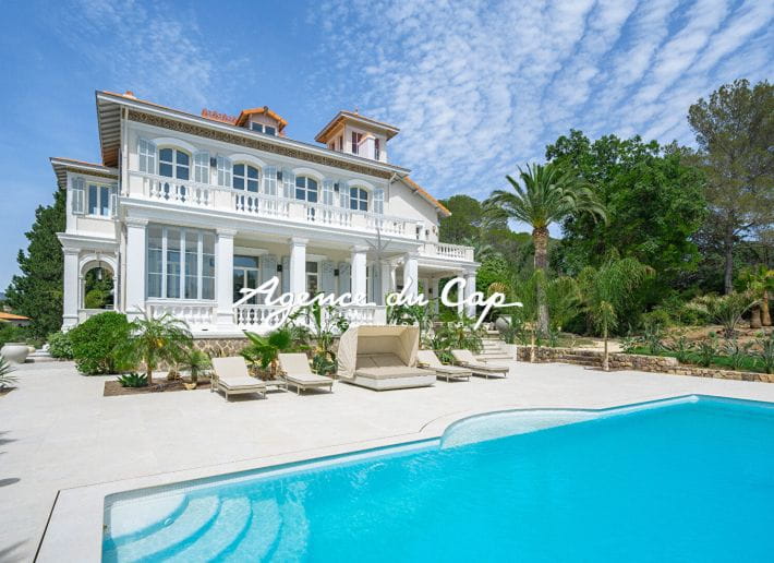 VILLA BELLE EPOQUE EMBLEMATIQUE  PARC DE 8000m² 9 PIECES  AVEC PISCINE A SAINT RAPHAEL VALESCURE PROCHE GOLFS