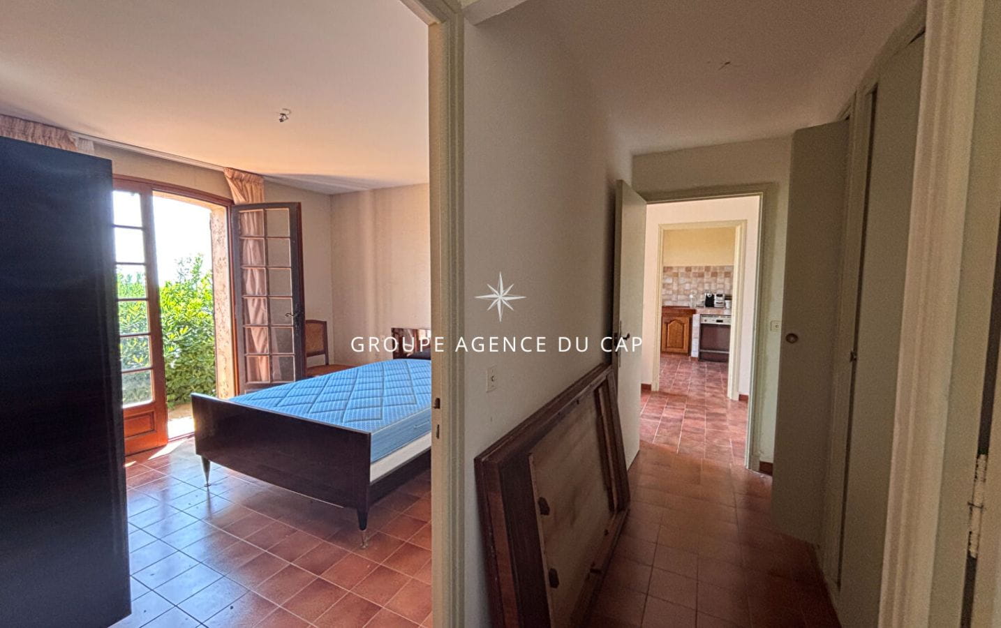 VILLA À RÉNOVER VUE MER TERRAIN 1400M² GRAND POTENTIEL, AUX ISSAMBRES Image 10