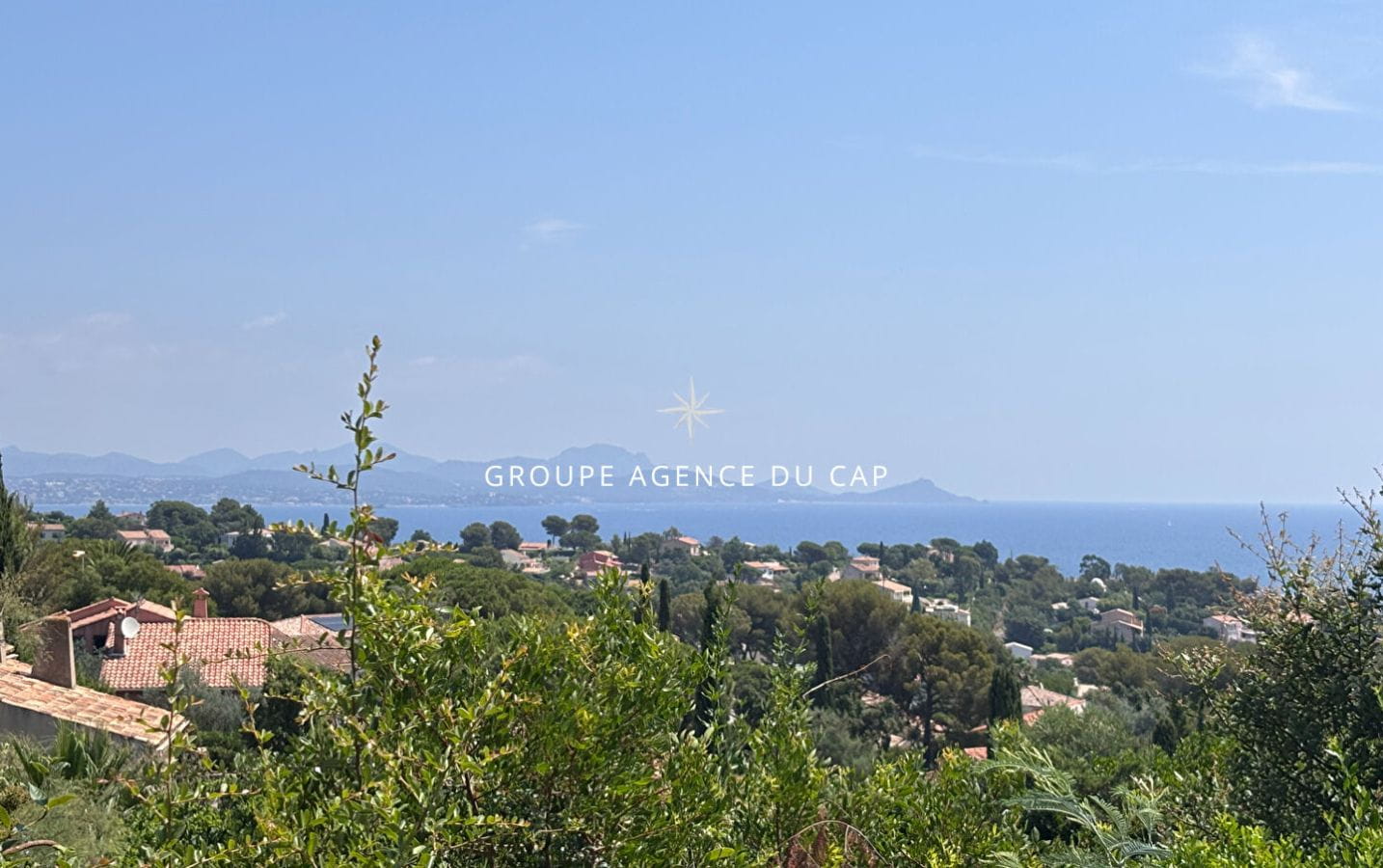 VILLA À RÉNOVER VUE MER TERRAIN 1400M² GRAND POTENTIEL, AUX ISSAMBRES Image 0