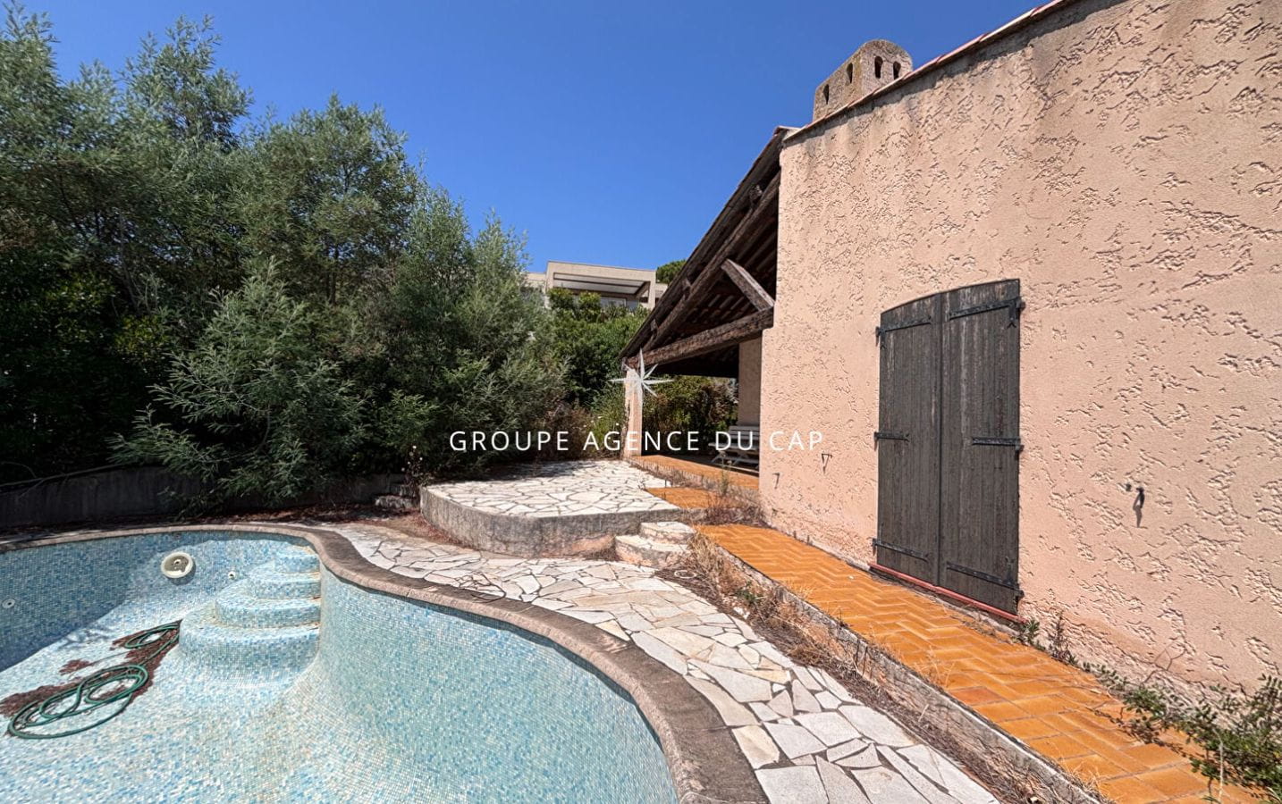 VILLA À RÉNOVER VUE MER TERRAIN 1400M² GRAND POTENTIEL, AUX ISSAMBRES Image 6