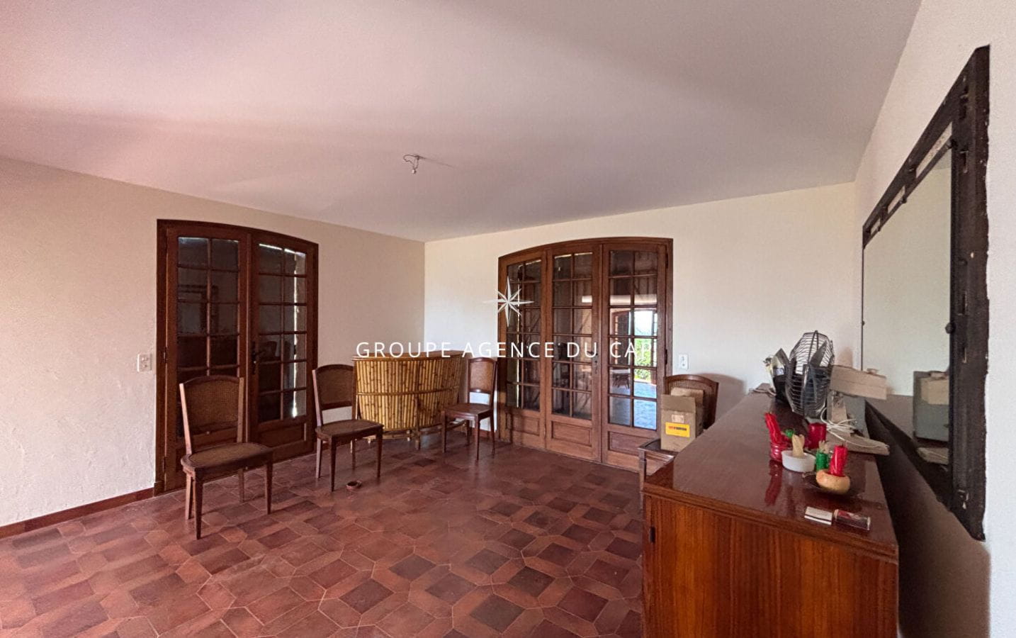 VILLA À RÉNOVER VUE MER TERRAIN 1400M² GRAND POTENTIEL, AUX ISSAMBRES Image 8