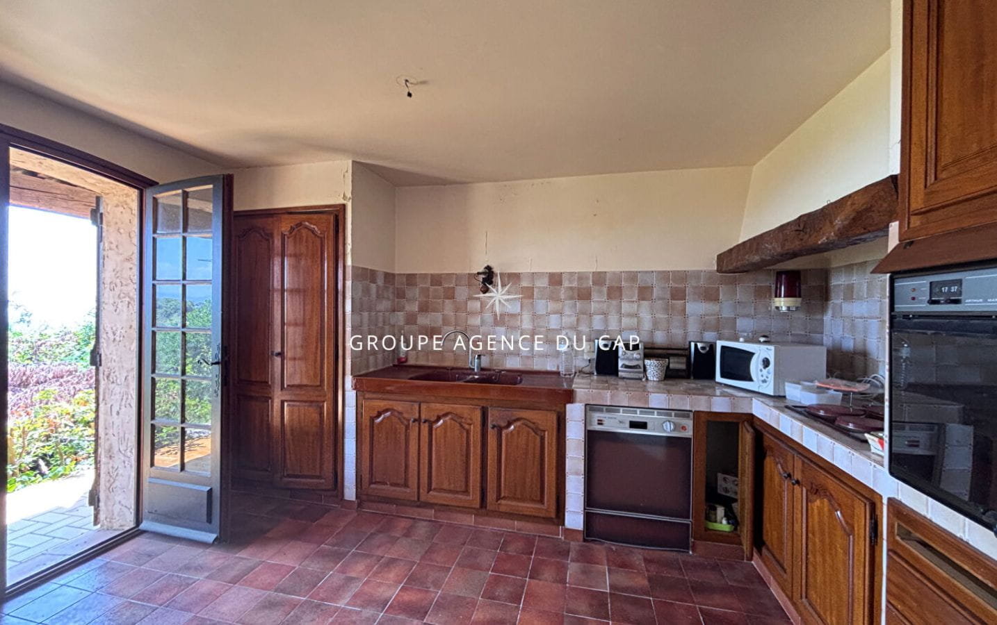 VILLA À RÉNOVER VUE MER TERRAIN 1400M² GRAND POTENTIEL, AUX ISSAMBRES Image 9