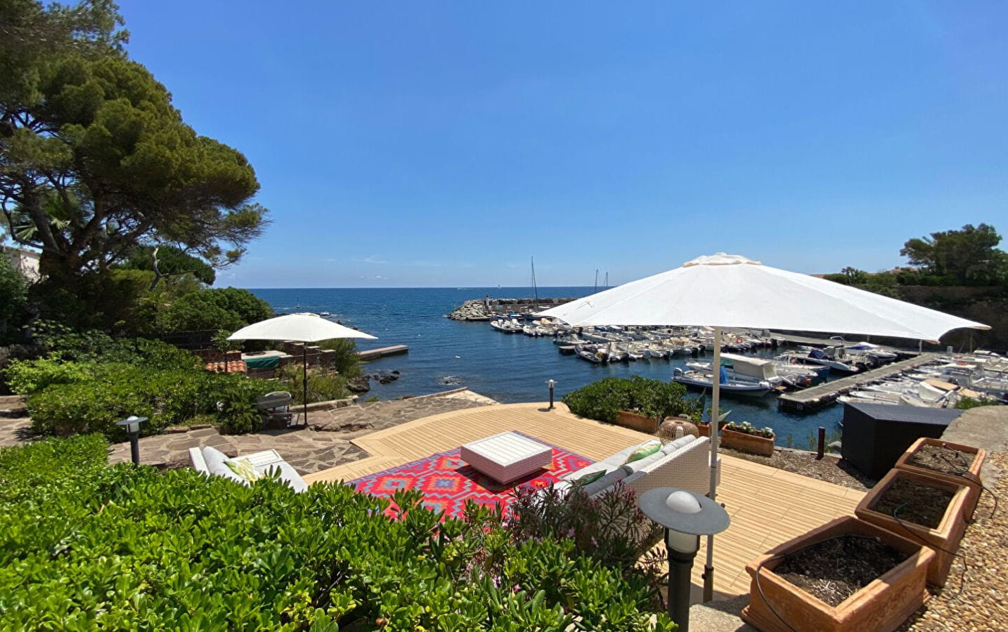 FOR SALE WATERFRONT PROPERTY WITH ANNEX T3 SWIMMING POOL AND DIRECT ACCESS TO THE PORT OF FÉRÉOL IN ISSAMBRES Image 1