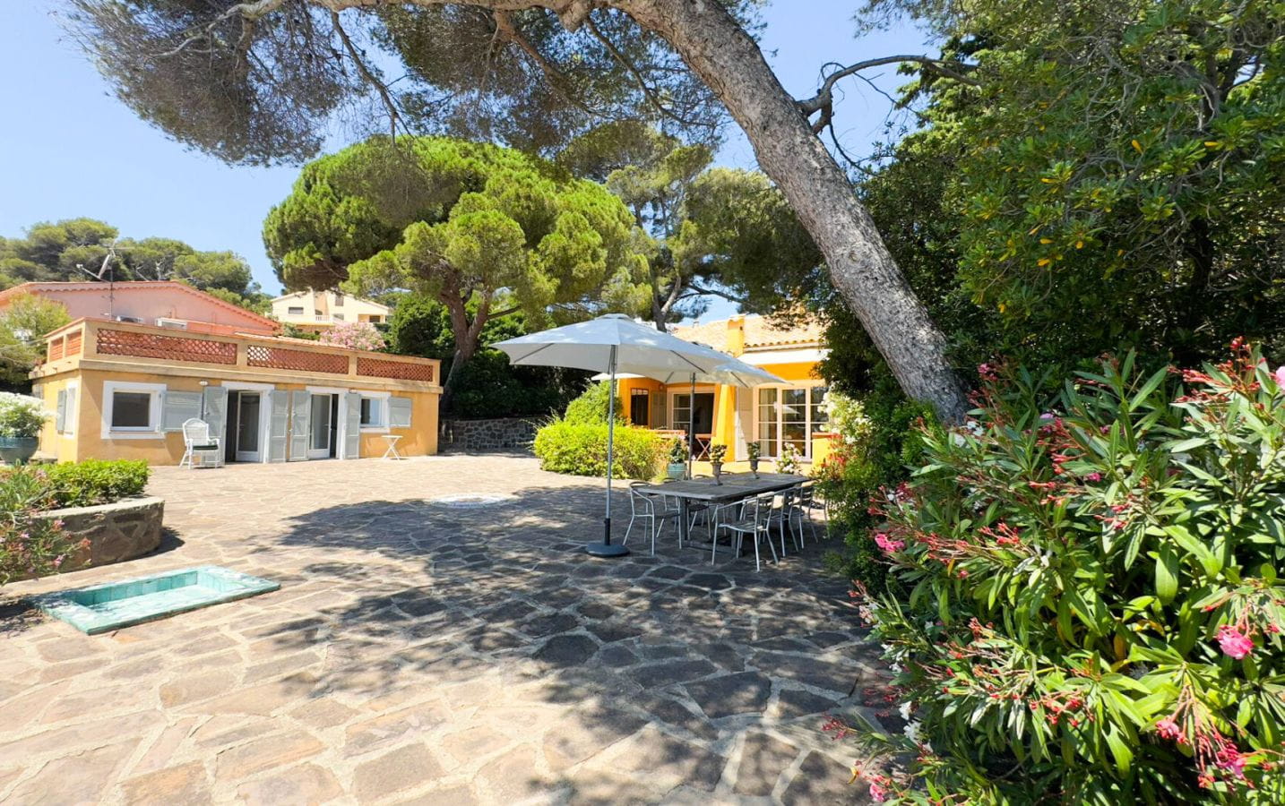 FOR SALE WATERFRONT PROPERTY WITH ANNEX T3 SWIMMING POOL AND DIRECT ACCESS TO THE PORT OF FÉRÉOL IN ISSAMBRES Image 2