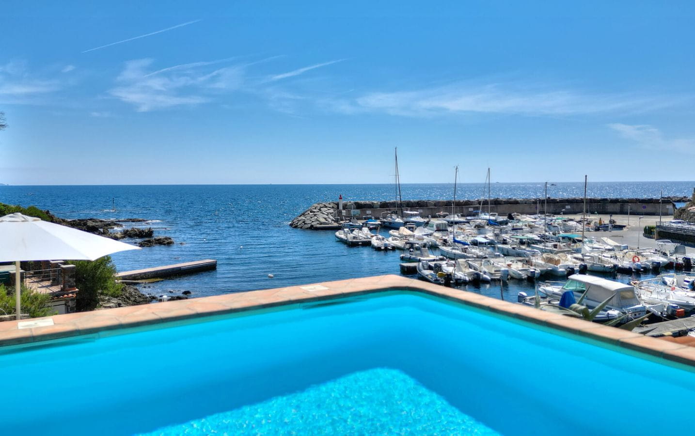VILLA PIEDS DANS L’EAU AVEC ANNEXE T3 PISCINE ET ACCÈS DIRECT AU PORT DE FÉRÉOL AUX ISSAMBRES Image 0