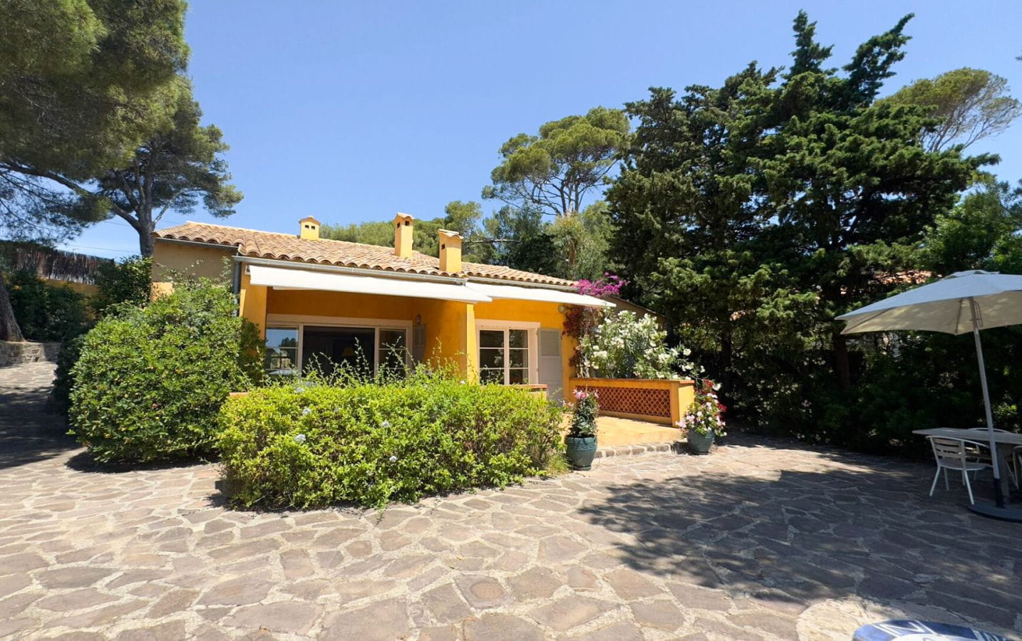 VILLA PIEDS DANS L’EAU AVEC ANNEXE T3 PISCINE ET ACCÈS DIRECT AU PORT DE FÉRÉOL AUX ISSAMBRES Image 3