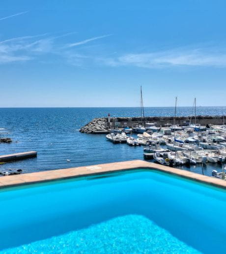 VILLA PIEDS DANS L’EAU AVEC ANNEXE T3 PISCINE ET ACCÈS DIRECT AU PORT DE FÉRÉOL AUX ISSAMBRES