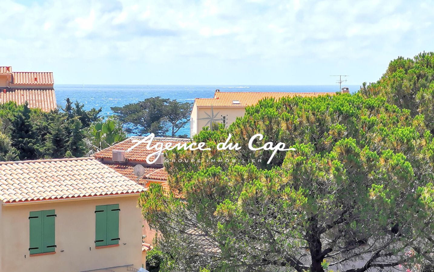 COMPROMIS SIGNÉ – APPARTEMENT VUE MER AVEC PISCINE, 2 CHAMBRES ET 2 TERRASSES A SAINT AYGULF Image 1