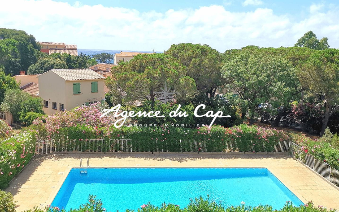 COMPROMIS SIGNÉ – APPARTEMENT VUE MER AVEC PISCINE, 2 CHAMBRES ET 2 TERRASSES A SAINT AYGULF Image 0