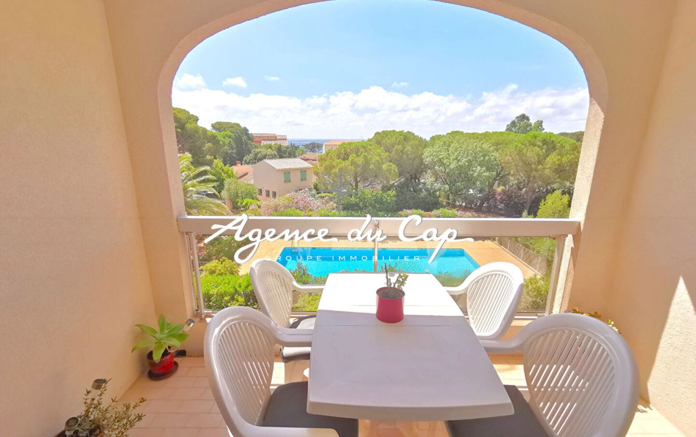 COMPROMIS SIGNÉ – APPARTEMENT VUE MER AVEC PISCINE, 2 CHAMBRES ET 2 TERRASSES A SAINT AYGULF Image 2