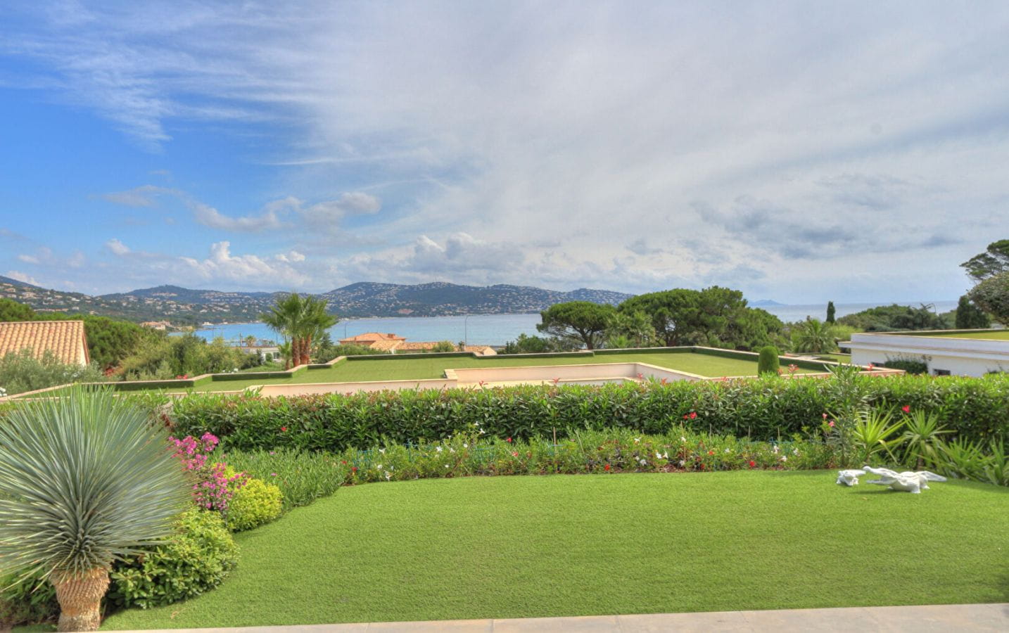 CONTEMPORARY 3/4 BEDROOM VILLA WITH ANNEX, SEA VIEW, CLOSE TO THE SEA IN SAINTE-MAXIME Image 1