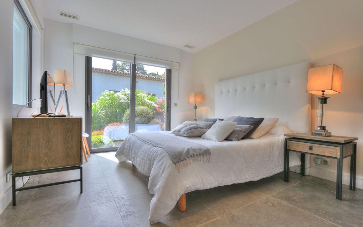 CONTEMPORARY 3/4 BEDROOM VILLA WITH ANNEX, SEA VIEW, CLOSE TO THE SEA IN SAINTE-MAXIME Image 8