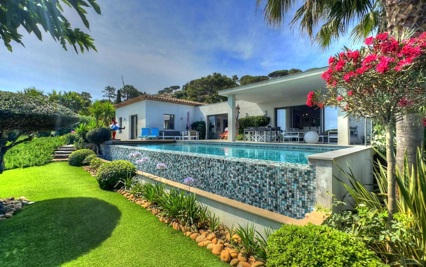 VILLA CONTEMPORAINE 3/4 CHAMBRES AVEC ANNEXE, VUE MER, PROCHE DE LA MER À SAINTE-MAXIME Image 12