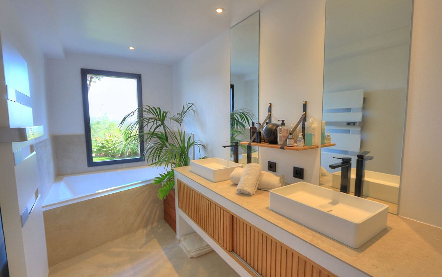 VILLA CONTEMPORAINE VUE MER PROCHE CENTRE 4 CHAMBRES GARAGE PISCINE SAINTE-MAXIME Image 4