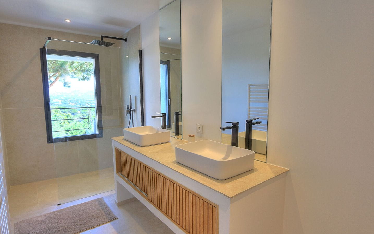 VILLA CONTEMPORAINE VUE MER PROCHE CENTRE 4 CHAMBRES GARAGE PISCINE SAINTE-MAXIME Image 6