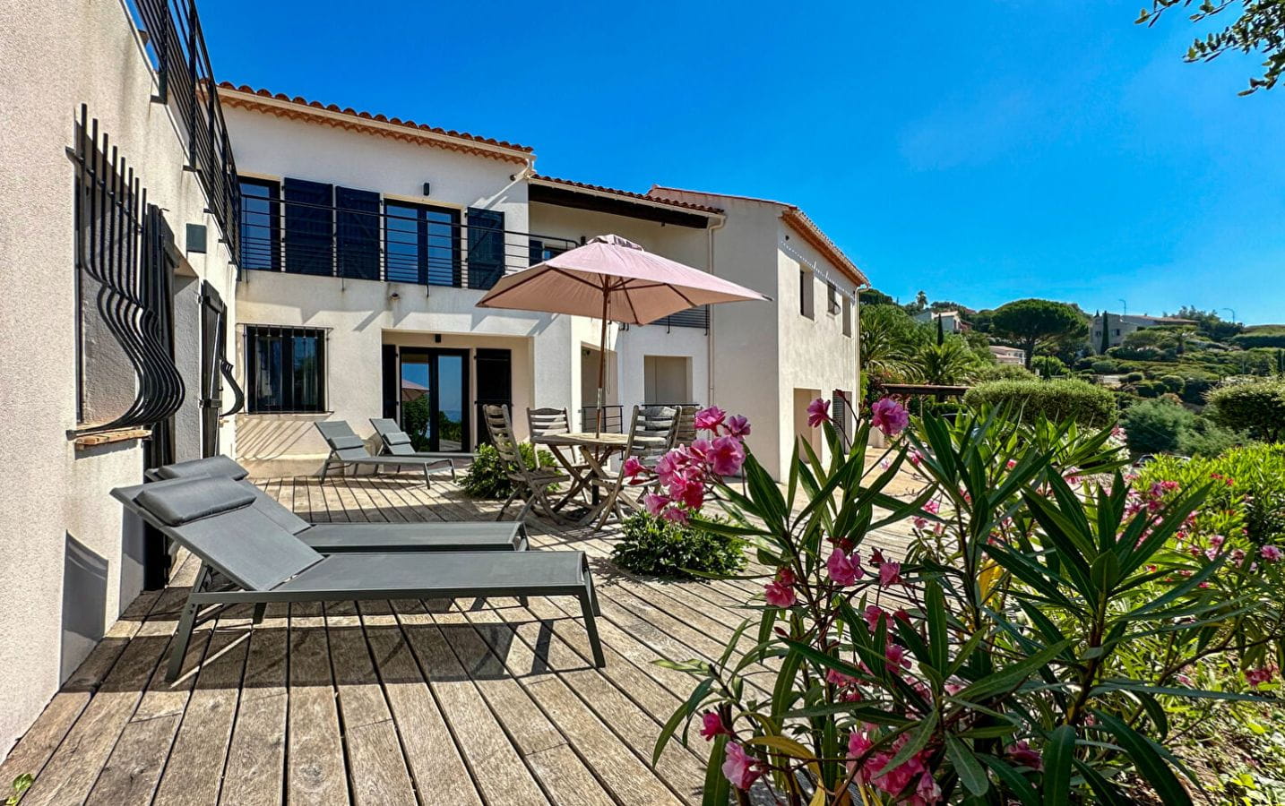 À VENDRE  VILLA PROVENÇALE  7 PIÈCES AVEC PISCINE, GARAGE ET VUE MER PANORAMIQUE Image 1