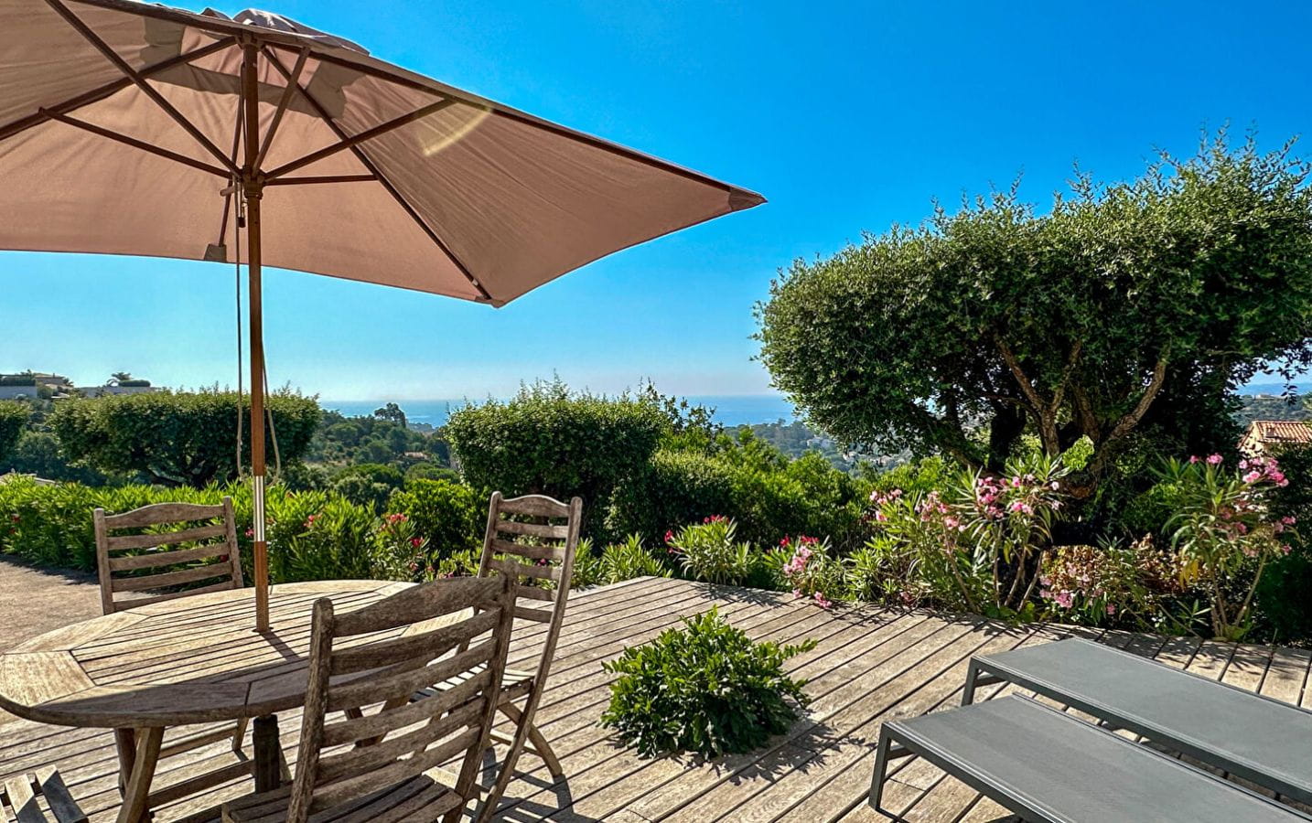 À VENDRE  VILLA PROVENÇALE  7 PIÈCES AVEC PISCINE, GARAGE ET VUE MER PANORAMIQUE Image 13