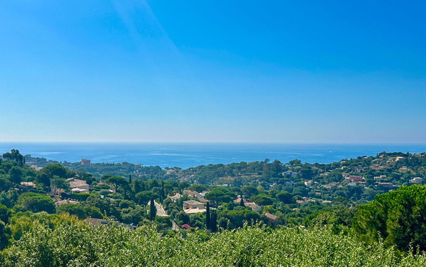 À VENDRE  VILLA PROVENÇALE  7 PIÈCES AVEC PISCINE, GARAGE ET VUE MER PANORAMIQUE Image 0