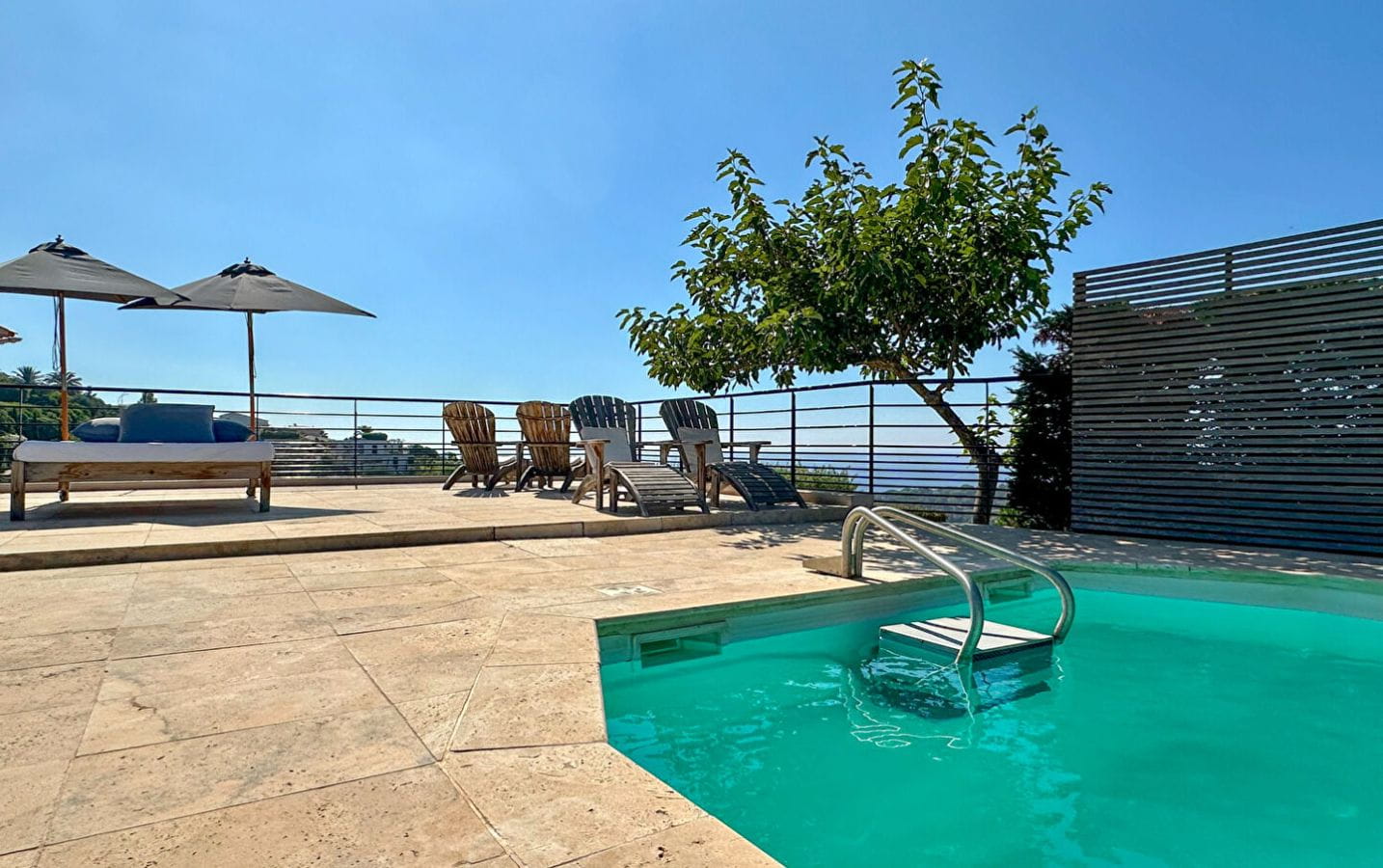 À VENDRE  VILLA PROVENÇALE  7 PIÈCES AVEC PISCINE, GARAGE ET VUE MER PANORAMIQUE Image 2