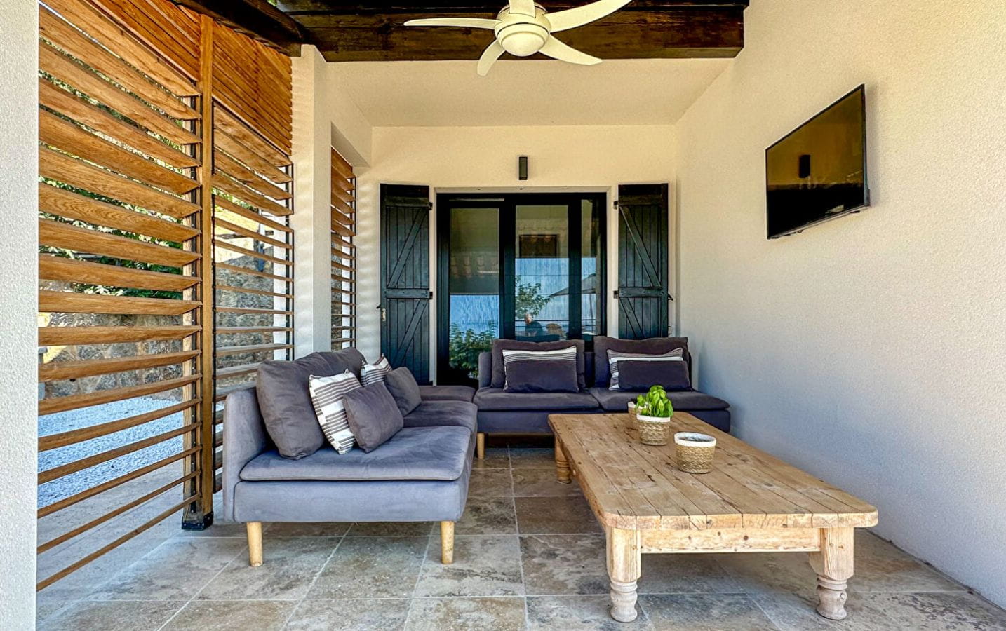 À VENDRE  VILLA PROVENÇALE  7 PIÈCES AVEC PISCINE, GARAGE ET VUE MER PANORAMIQUE Image 3