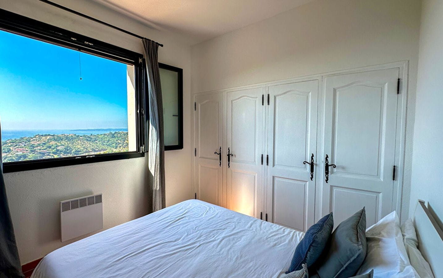 À VENDRE  VILLA PROVENÇALE  7 PIÈCES AVEC PISCINE, GARAGE ET VUE MER PANORAMIQUE Image 8