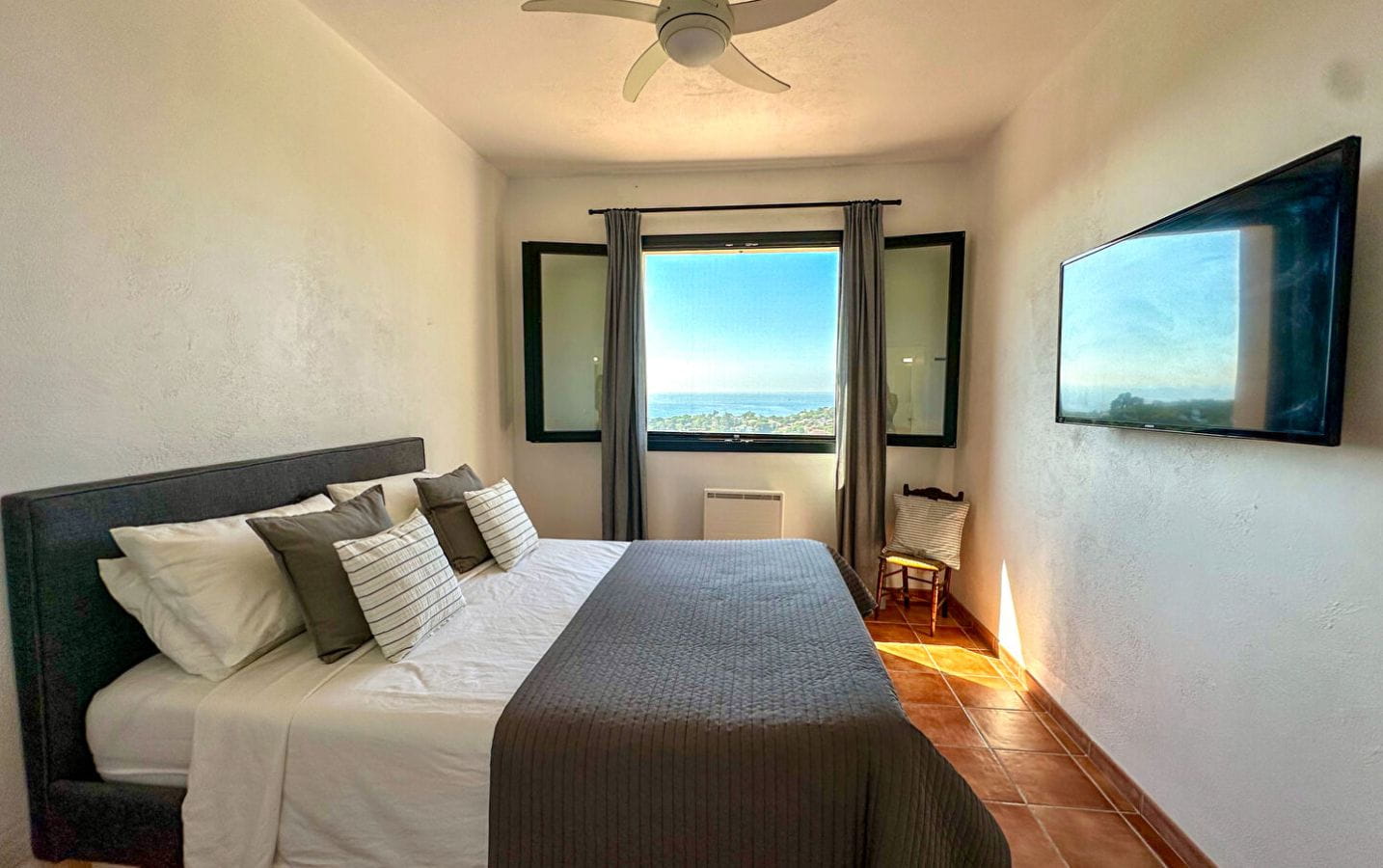 À VENDRE  VILLA PROVENÇALE  7 PIÈCES AVEC PISCINE, GARAGE ET VUE MER PANORAMIQUE Image 9