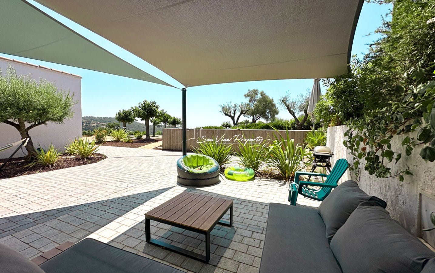 À VENDRE VILLA 5 PIÈCES AVEC VUE MER, GRAND TERRAIN ET TENNIS PRIVÉ Image 1