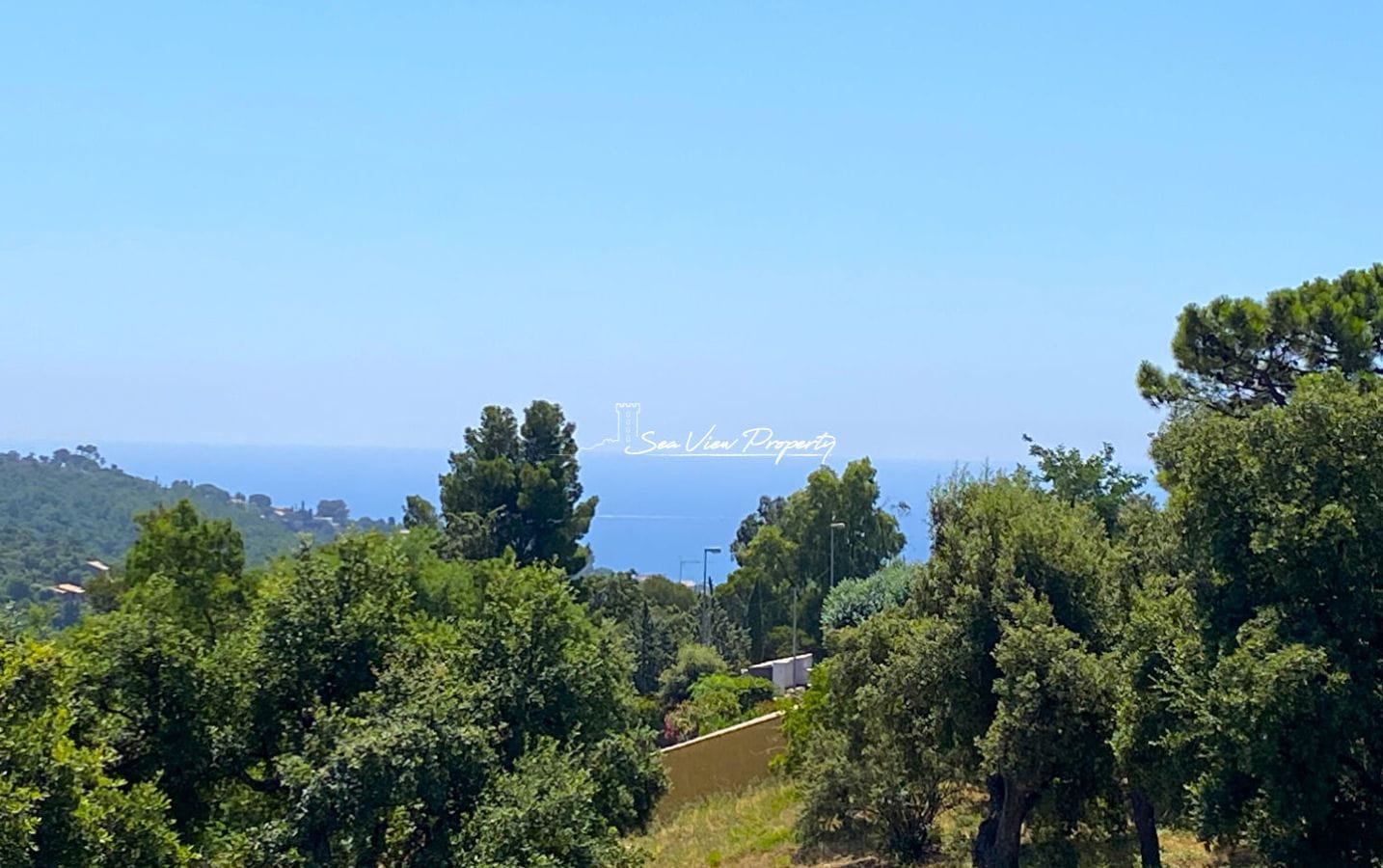 À VENDRE VILLA 5 PIÈCES AVEC VUE MER, GRAND TERRAIN ET TENNIS PRIVÉ Image 0