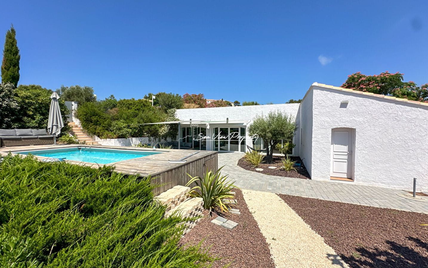 À VENDRE VILLA 5 PIÈCES AVEC VUE MER, GRAND TERRAIN ET TENNIS PRIVÉ Image 2
