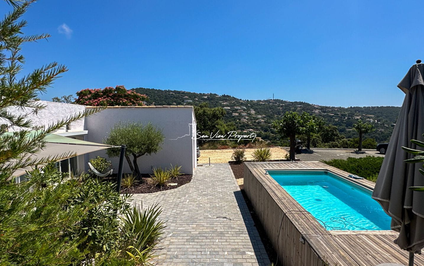 À VENDRE VILLA 5 PIÈCES AVEC VUE MER, GRAND TERRAIN ET TENNIS PRIVÉ Image 3