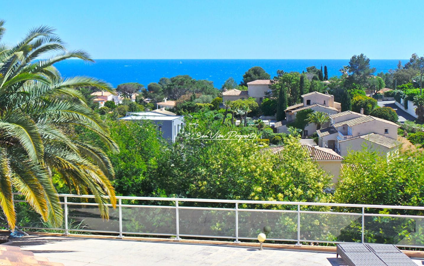 VILLA DE 212 M² AVEC VUE MER DIVISÉE EN 2 APPARTEMENTS 4 CHAMBRES 3 SALLES DE BAIN ET UN DOUBLE GARAGE, À SAINT AYGULF Image 1