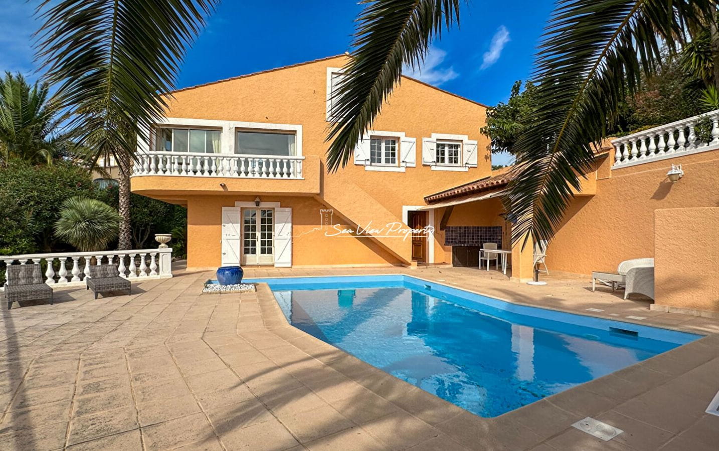 VILLA DE 212 M² AVEC VUE MER DIVISÉE EN 2 APPARTEMENTS 4 CHAMBRES 3 SALLES DE BAIN ET UN DOUBLE GARAGE, À SAINT AYGULF Image 0