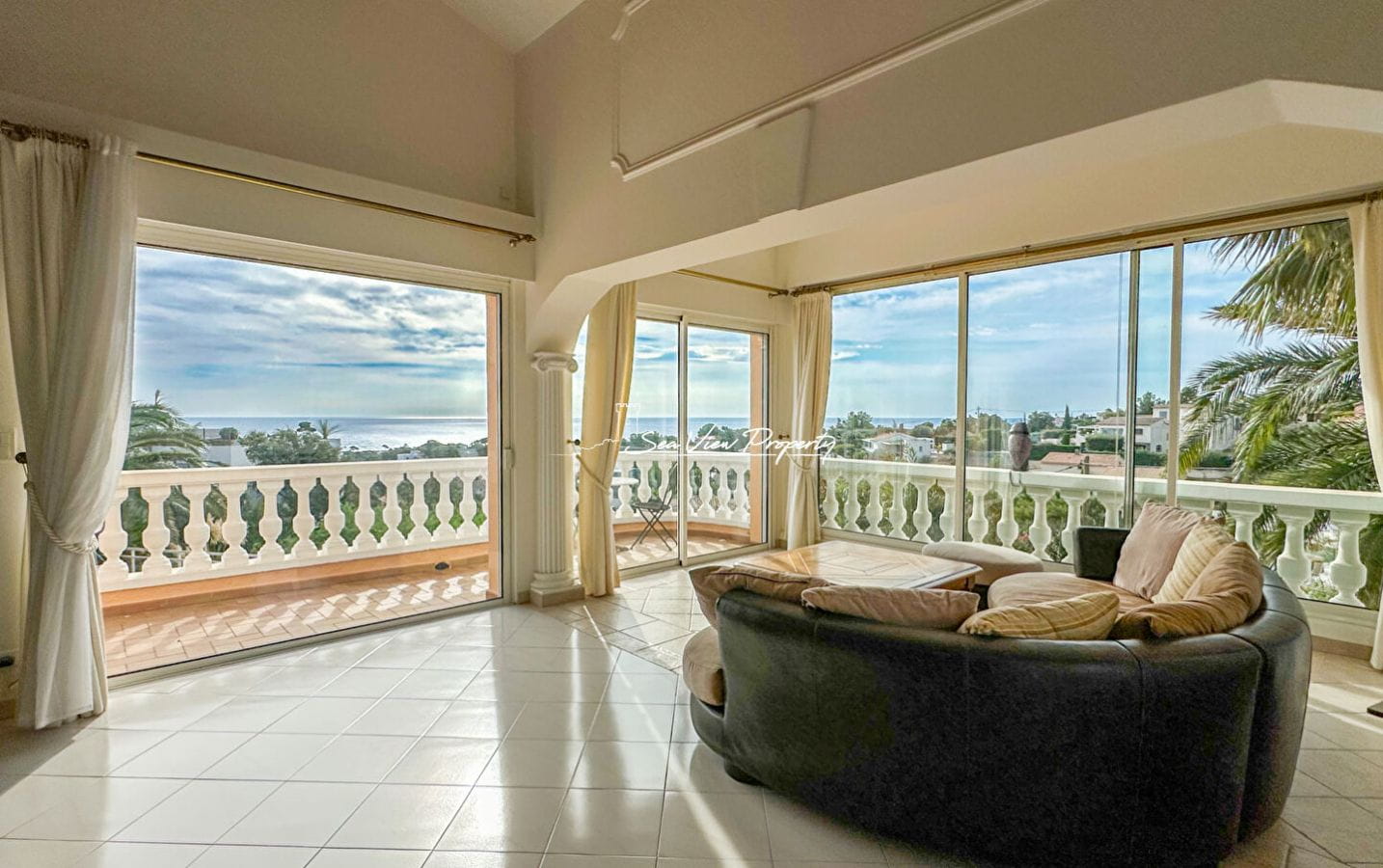 VILLA DE 212 M² AVEC VUE MER DIVISÉE EN 2 APPARTEMENTS 4 CHAMBRES 3 SALLES DE BAIN ET UN DOUBLE GARAGE, À SAINT AYGULF Image 2