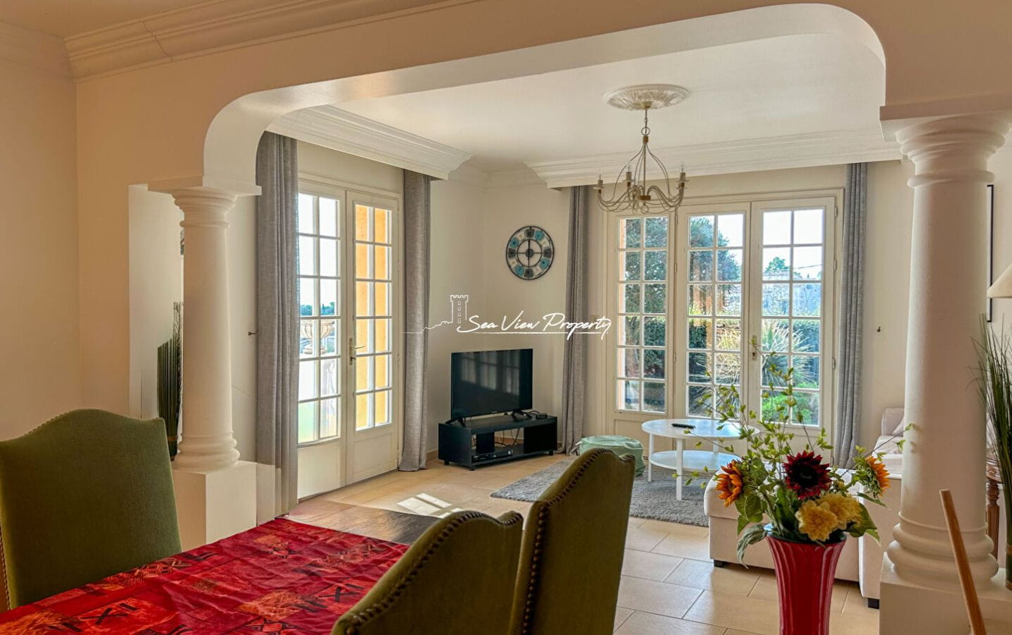 VILLA DE 212 M² AVEC VUE MER DIVISÉE EN 2 APPARTEMENTS 4 CHAMBRES 3 SALLES DE BAIN ET UN DOUBLE GARAGE, À SAINT AYGULF Image 5