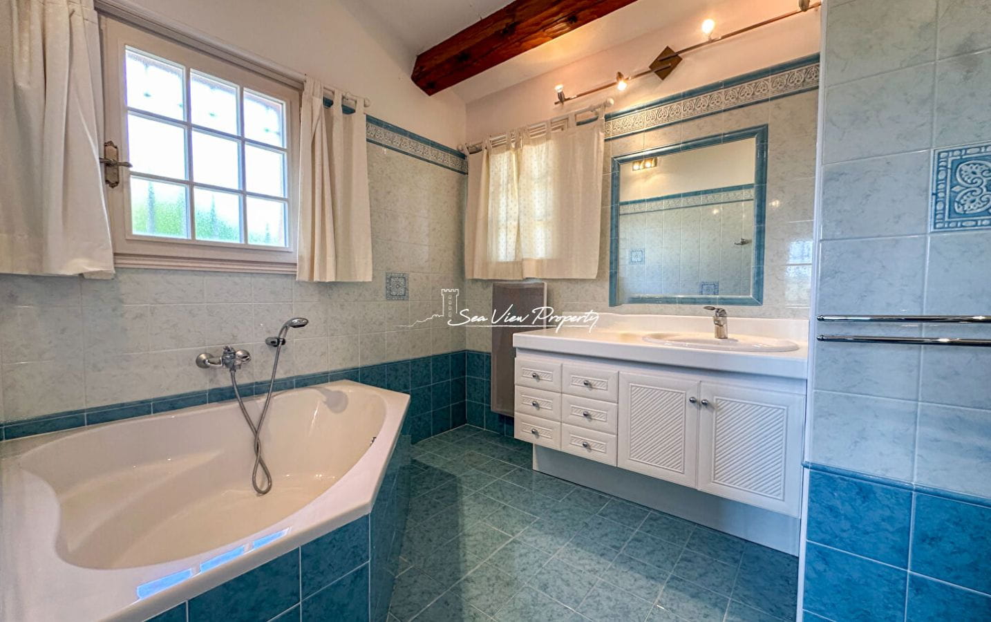 VILLA DE 212 M² AVEC VUE MER DIVISÉE EN 2 APPARTEMENTS 4 CHAMBRES 3 SALLES DE BAIN ET UN DOUBLE GARAGE, À SAINT AYGULF Image 8