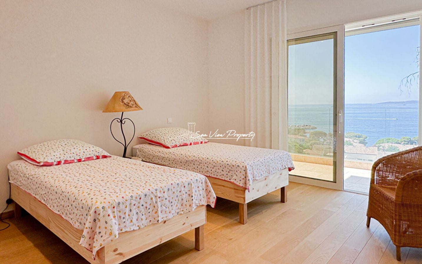 VILLA CONTEMPORAINE A VENDRE  AVEC VUE MER PANORAMIQUE GARAGE ET PISCINE AUX ISSAMBRES Image 11