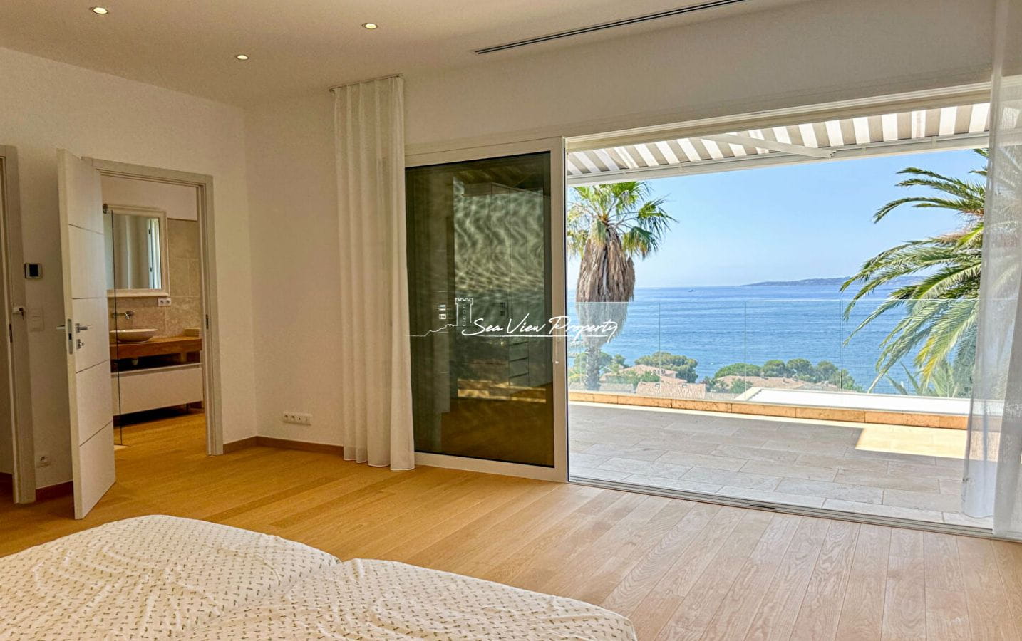 VILLA CONTEMPORAINE A VENDRE  AVEC VUE MER PANORAMIQUE GARAGE ET PISCINE AUX ISSAMBRES Image 14