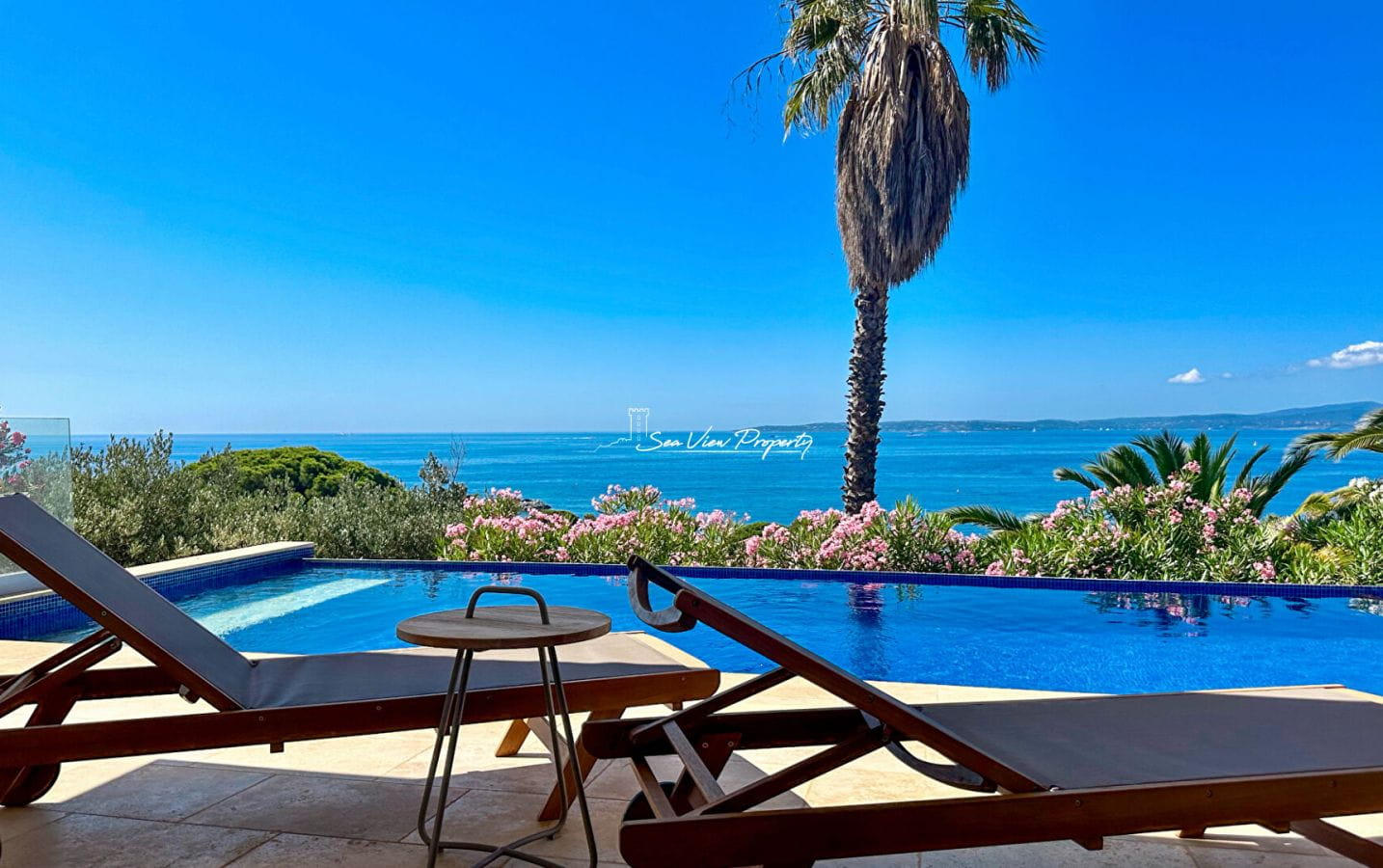 VILLA CONTEMPORAINE A VENDRE  AVEC VUE MER PANORAMIQUE GARAGE ET PISCINE AUX ISSAMBRES Image 0