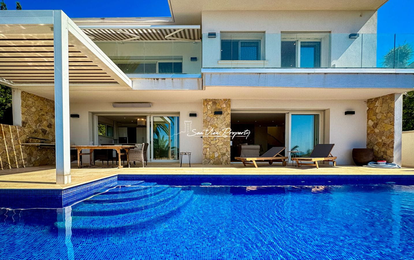 VILLA CONTEMPORAINE A VENDRE  AVEC VUE MER PANORAMIQUE GARAGE ET PISCINE AUX ISSAMBRES Image 2