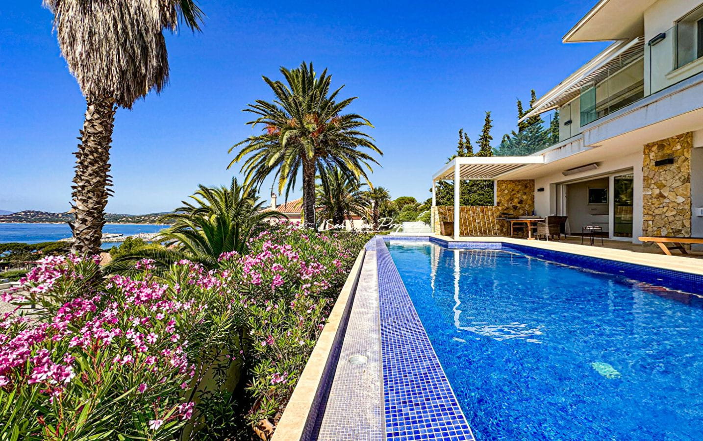 VILLA CONTEMPORAINE A VENDRE  AVEC VUE MER PANORAMIQUE GARAGE ET PISCINE AUX ISSAMBRES Image 3