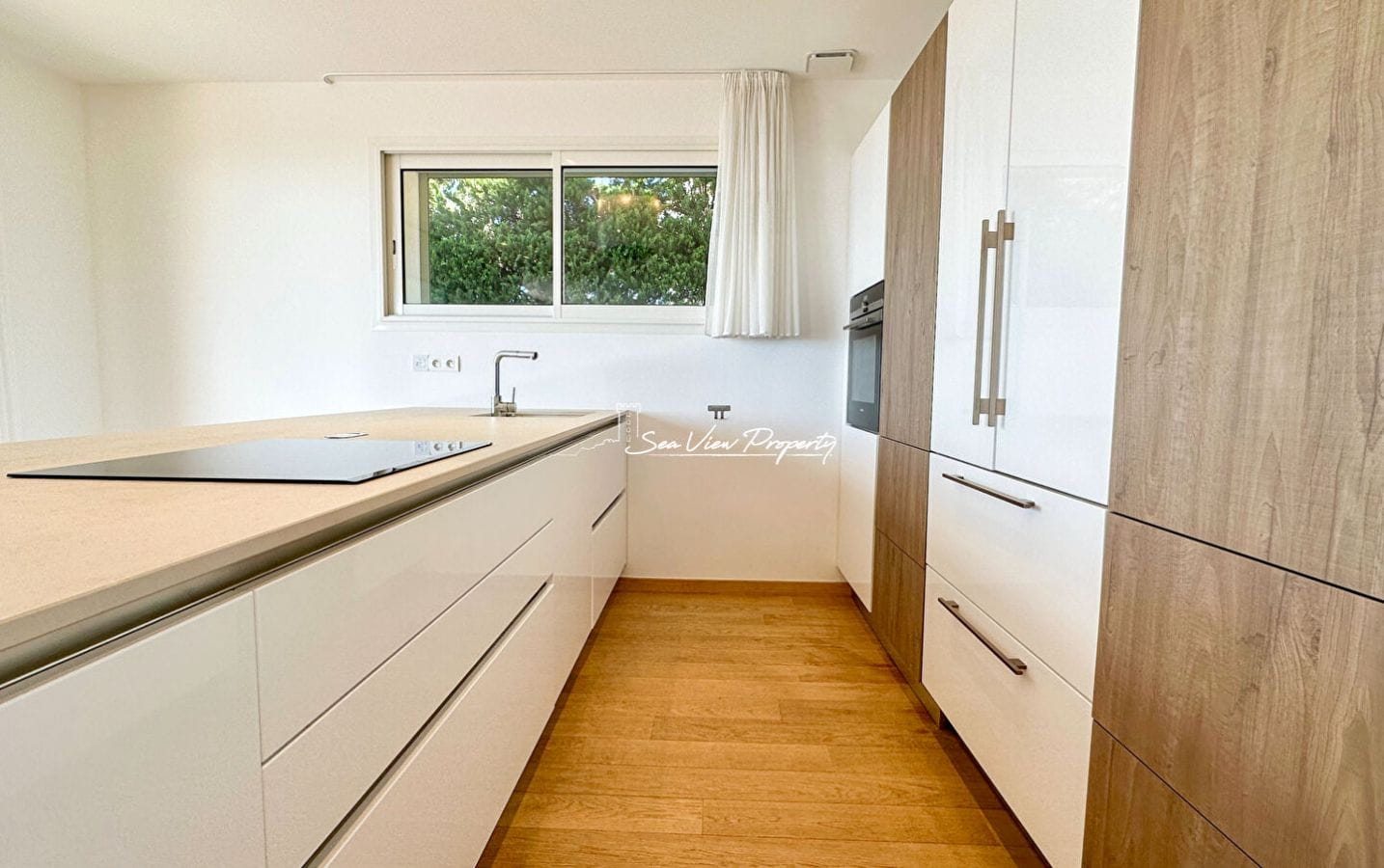 VILLA CONTEMPORAINE A VENDRE  AVEC VUE MER PANORAMIQUE GARAGE ET PISCINE AUX ISSAMBRES Image 4